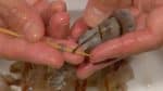 Préparez les grosses crevettes. Retirez la pointe de carapace de la queue. Décortiquez les crevettes mais laissez la dernière section près de la queue. Percez le dos des crevettes avec un pic en bambou et retirez la veine. 