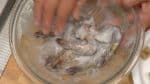 Mettez les crevettes dans un bol. Ajoutez une pincée de sel, de la fécule de pomme de terre et un peu d'eau. Malaxez doucement les crevettes avec le sel et la fécule. Placez le bol dans l'évier et rincez-les sous l'eau courante pour retirer les saletés et l'odeur de poisson. 