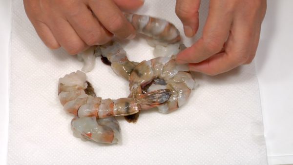 Place the prawns on a paper towel. Cover with another paper towel and press them to remove the excess moisture.