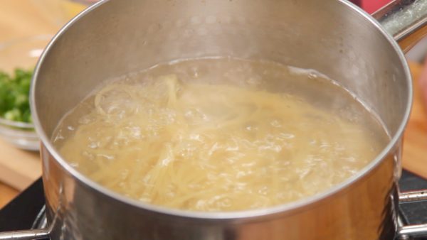 Let’s cook the pasta. Boil about 0.7 percent of a large amount of salt water. The bacon and cheese both contain salt so a little less salt was added to the water. Submerge the spaghetti in the pot. Cook the pasta for 30 seconds less cooking time than shown on the package.