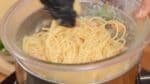 När pastan är uppvärmd, placera den i skålen med äggmixen. Vänd för att täcka igen. Om ägget inte har den önskade konsistensen, värm skålen i det överblivna varmvattnet. Nu är den klar.