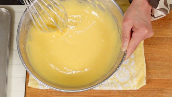 Évitez les grumeaux et donnez à la pâte une texture lisse.