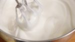 Ketika meringue sudah tercipta, pelankan hand mixer dan hancurkan gelembung-gelembung yang besar menjadi busa. Kocok terus meringue sampai pada tahap stiff peak.