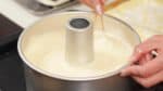 Trộn bột bằng que tre để loại bỏ bất kì bọc khí nào bên trong nếu không chúng sẽ nở ra và tạo lỗ trong bánh.