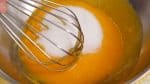 ตีไข่แดง5 ฟองในชาม เติมน้ำตาลทรายตีให้เข้ากันจนนำ้ตาลละลายหมด