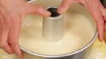 Lasst die Kuchenform zusätzlich ein paar Mal auf eine flache Oberfläche fallen, um die restliche Luft zu entfernen.