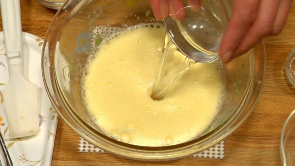 Kocok campuran telur selama sekitar 3 menit. Warnanya akan berubah menjadi kuning muda dan teksturnya akan sedikit lebih kental. Larutkan soda kue dalam air. Tambahkan ke campuran telur dan aduk.