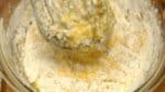低筋麵粉過篩。加入雞蛋糊，攪拌均勻。攪到沒有任何麵粉團的情況就行了，但是注意不要攪打過頭。