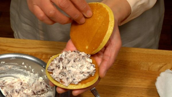 Here is Whipped Cream Dorayaki, Nama-Dorayaki. Put Whipped Cream Anko between two pancakes and shape with your hands.
