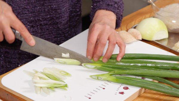Slice the white part of the spring onion leaves using diagonal cuts. Cut the green part into 5cm (2") pieces. Slice the onion perpendicular to the grain into 1.5cm (0.6") slices.