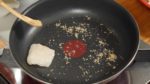 Faites cuire le sukiyaki. Faites fondre la graisse de bœuf dans une poêle sur feu moyen et graissez-la bien. Baissez le feu et ajoutez le sucre. 