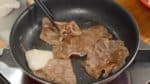 Retournez les tranches de bœuf et mélangez le sucre et la sauce soja. La viande est au stade de cuisson le plus délicieux maintenant donc profitez-en. Trempez le bœuf dans l’œuf et savourez la viande ! 