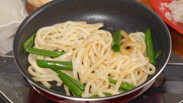 When you’ve fully enjoyed the vegetables, add the udon noodles at the end. Add a small amount of sake, sugar and soy sauce. Allow the udon to absorb the remaining sauce and enjoy it with the egg.