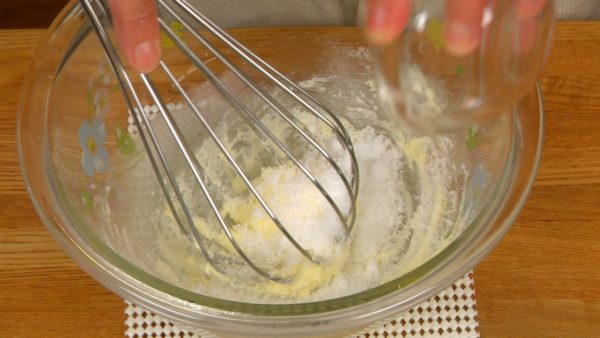 Machen wir als Erstes den Keksteig. Die Butter cremig rühren, dann den Zucker etappenweise zugeben und in die Butter einrühren.
