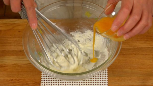When the color turns to white, gradually add the beaten egg and mix. Do not add the egg at once, otherwise the butter will separate. Bring the butter and egg to room temperature (approx. 20°C/68°F) before use. This will make them easier to mix and the sugar will dissolve better.