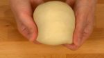 Seperti yang diperlihatkan sebelumnya, banting kembali adonan roti. Uleni adonan roti di atas talenan kayu / pastry board dan banting kembali. Ulangi proses ini selama 10 menit. Adonan roti kini terlihat mulus dan licin.