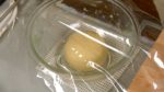 Como se muestra en el video, forme una bola con la masa y colóquela en el bol. Cubralo con plástico y déjelo reposar en un lugar cálido durante 40 minutos. Este horno convencional puede mantener su interior caliente para la fermentación.