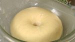 A massa cresceu 50% em volume. Remova o filme plástico. Mergulhe seu dedo em farinha para pão e faça um buraco na massa. Se o buraco desaparecer rapidamente, a massa precisa de mais fermentação. Meça a massa para obter o peso total.