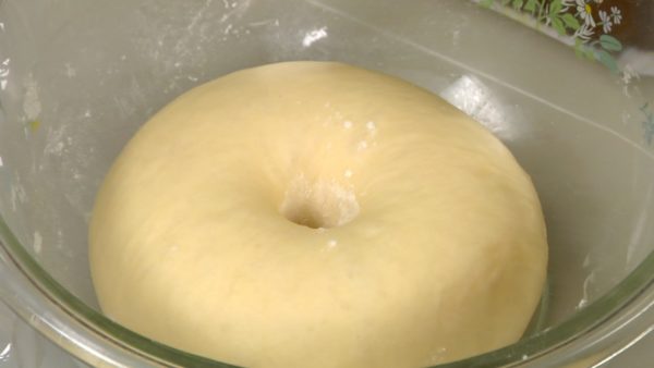 The dough has now risen by 50% in volume. Remove the plastic wrap. Dip your finger in bread flour and make a hole in the dough. If the hole quickly disappears, the dough needs more fermentation. Measure the dough to get the total weight.