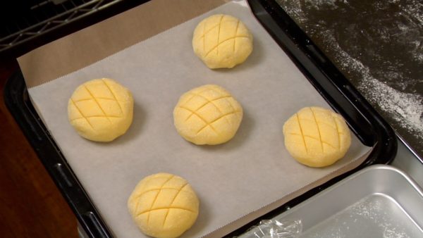 Line up the Melonpan on the baking sheet covered with parchment paper.