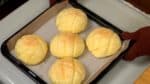 Faites cuire les melonpan. Préchauffez le four à 170°C (338°F) et faites cuire les melonpan environ 12 minutes. Quand chaque melonpan est doré, sortez la plaque du four. Faites-les refroidir sur une grille et ils sont prêts à servir. 