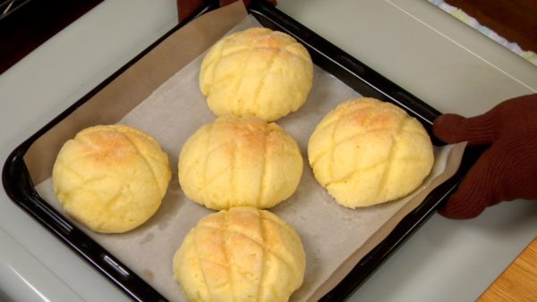 Let's bake the Melonpan. Preheat the conventional oven at  170°C (338 °F) and bake the Melonpan for about 12 minutes. When each Melonpan gets slightly brown on top, remove the baking sheet from the oven. Cool them down on a cooling rack and they are ready to serve!