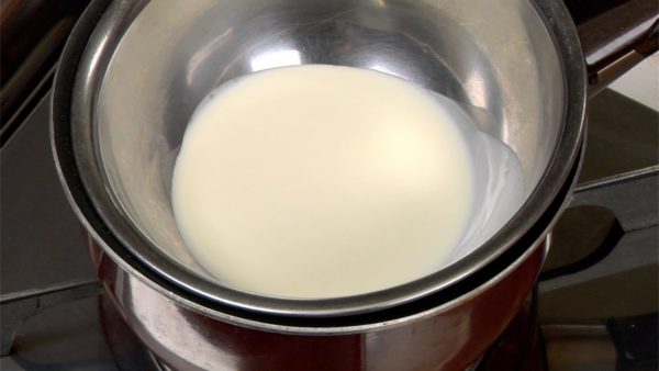 使用热水浴 (bain-marie) 逐渐加热鲜奶油。