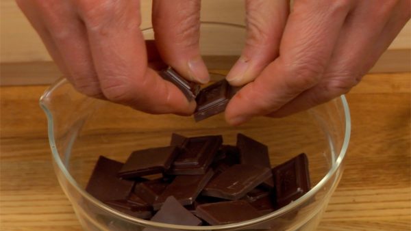 同时，将巧克力棒断成小块。我们建议使用黑苦甜巧克力，但您也可以使用甜巧克力或牛奶巧克力。