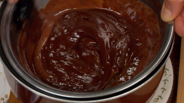 充分混合併溶解巧克力。我們在這個食譜中使用了 36% 脂肪的鮮奶油。它味道濃郁，也不易分離。輕輕攪拌以防止分離。