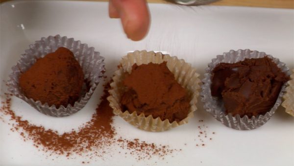 Repeat the process and now you have 4 pieces of nama chocolate. Sprinkle on the cocoa powder.