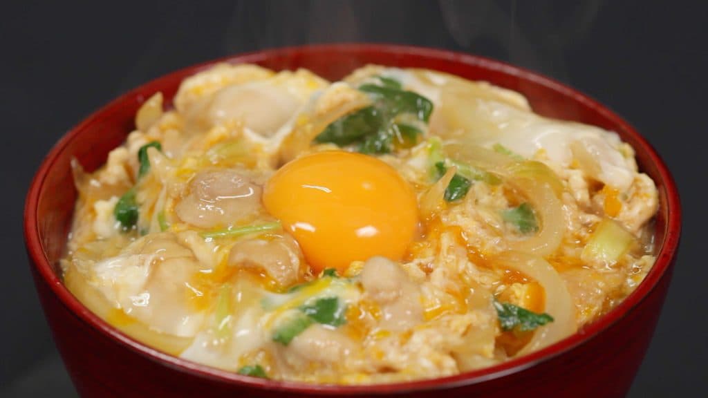 You are currently viewing Công thức Oyakodon (Cơm gà và trứng có kết cấu mướt và thêm lòng đỏ trứng)