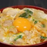 亲子丼食谱（一碗点缀有蛋黄、口感顺滑的鸡肉和鸡蛋料理）
