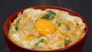 Công thức Oyakodon (Cơm gà và trứng có kết cấu mướt và thêm lòng đỏ trứng)