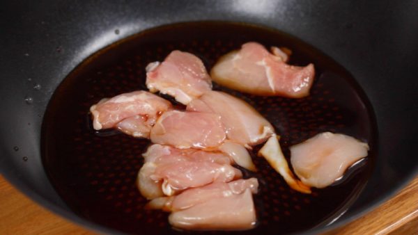 Thêm các miếng gà vào nước dùng. Lát thịt tương đối mỏng sẽ nấu rất dễ và ngấm gia vị.