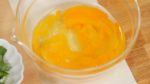 Kocok sebentar telur sampai kuning telurnya pecah, tapi tidak tercampur dengan putih telur. Hindari pengocokan yang terlalu lama untuk mendapatkan tekstur yang lembut dan halus.