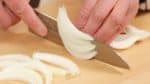 Séparez deux par deux les couches d'oignon. Ensuite, découpez-les en lamelles de 1cm. Vous pouvez aussi utiliser la partie blanche de la ciboule à la place.