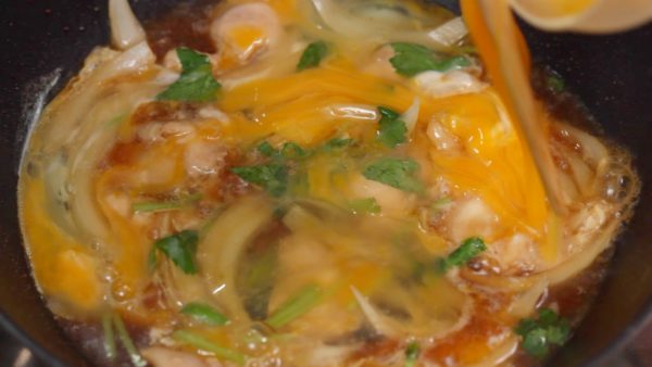 Khi thịt gà sắp chín, thêm rau mùi tây Nhật Bản (mitsuba parsley). Sau đó cho trứng đã đánh vào. Một cái chảo đặc biệt gọi là oyako nabe thường được dùng để làm oyakodon nhưng bạn có thể thay thế bằng một cái chảo nhỏ.