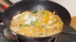 盖上盖子。加热鸡蛋液至少到半熟并且根据自己口味的喜好调味。如果你不确定鸡蛋的质量，请购买巴氏消毒的鸡蛋（可以生食的鸡蛋）或者完全将鸡蛋液煮熟。