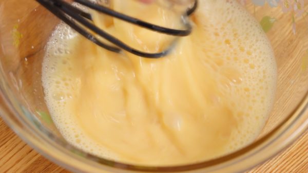 Beat the whole egg in a bowl. Add the sugar and mix to dissolve. Pour in the milk. Add the vegetable oil and the vanilla extract. Thoroughly mix the ingredients.