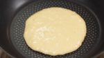 Quando delle piccole bollicine inizieranno a formarsi sulla superficie e quando il fondo sarà durato al punto giusto girare il pancake dall'altra parte e coprire di nuovo la padella.