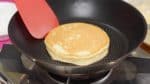Une astuce pour faire gonfler les deux côtés est de retourner le pancake quand le dessus est toujours fluide. Maintenant c'est prêt.
