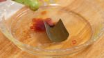 Agrega el vinagre, jugo de yuzu, alga kombu para dashi, ají (chile) seco y salsa de soya. Puedes usar cualquier tipo de cítrico en lugar de yuzu. Bate hasta mezclar.