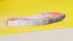 キッチンペーパーで鮭の水分を拭き取ります。鮭の両面に薄く小麦粉を振ります。焼き色がきれいに付き調味液がよく絡みます。