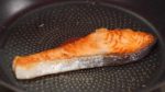 When the bottom is golden brown, flip it over. Brown the other side. You can also grill the salmon to give the skin a crisp texture, making the dish more delicious. Now, it is ready.