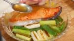 Coloca el salmón en el plato. Vierte la marinada sobre los ingredientes y déjalos enfriar.