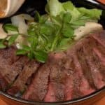 Recette de Donburi de steak de bœuf avec une sauce ponzu aux oignons (bol de riz au steak)
