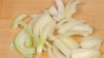 Préparez les légumes. Utilisez les couches extérieures de l'oignon pour rendre ce plat plus présentable. Coupez l'oignon en tranches de 1.5 cm (0.6 inch) et ensuite coupez-les en deux à nouveau. 