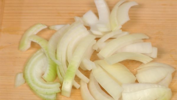 野菜を準備しましょう。エリンギと大きさを揃えるために玉ねぎは外側を使います。玉ねぎは横1.5cm幅に切り、更に半分に切ります。