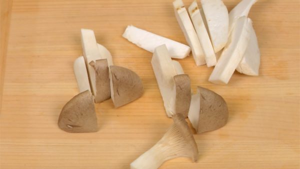 Cut the eringi mushroom or king oyster mushroom in half. Cut it lengthwise and then slice into 5mm (0.2") slices. Cut the lettuce leaves in half lengthwise and then chop them into 1.5cm (0.6") strips.