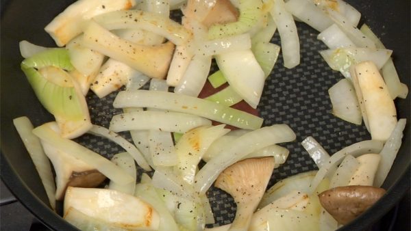 And now, let’s stir-fry the vegetables. Heat the olive oil in a pan. Drop in the onion and eringi mushroom and toss to coat with the oil. Sprinkle on the salt and brown the vegetables. Finally, sprinkle on the pepper, turn off the burner and place the vegetables onto a plate.